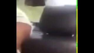 Brasileña mueve el culo dentro del carro