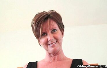 Sexy black gilf